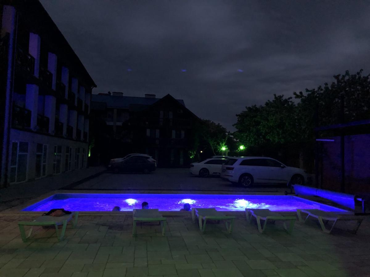Веселий Кут Hotel Zaliznyy Port Ngoại thất bức ảnh