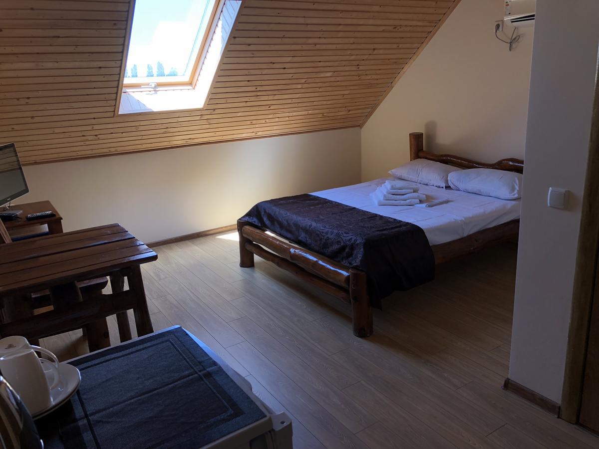 Веселий Кут Hotel Zaliznyy Port Ngoại thất bức ảnh