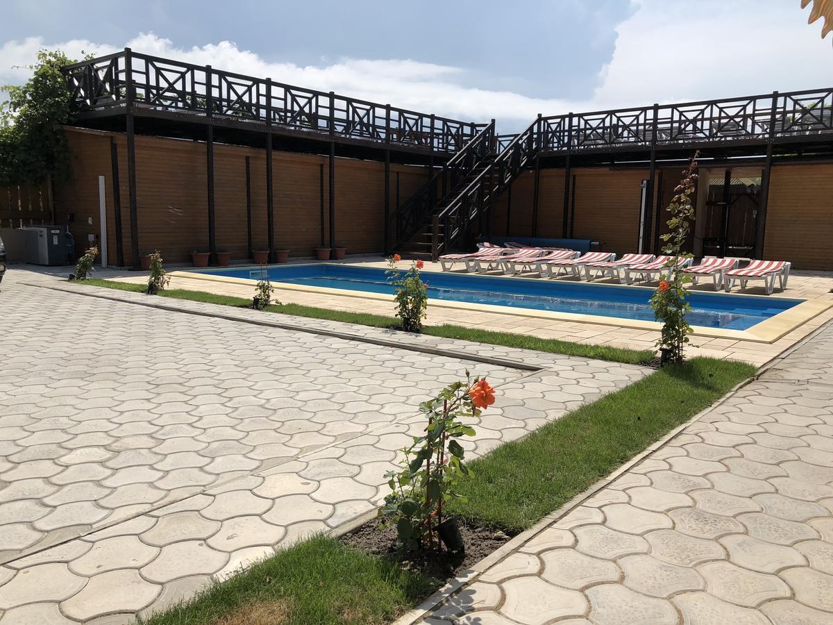 Веселий Кут Hotel Zaliznyy Port Ngoại thất bức ảnh