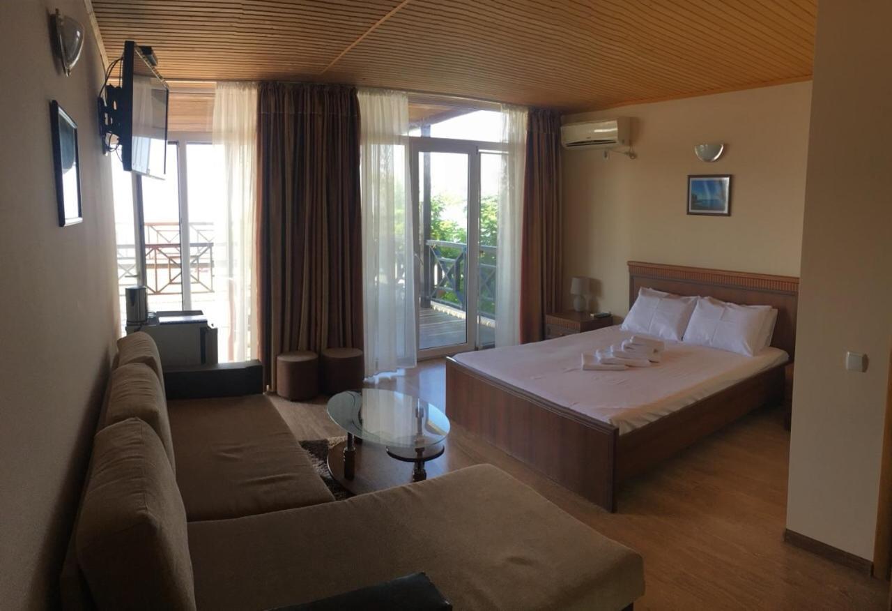 Веселий Кут Hotel Zaliznyy Port Ngoại thất bức ảnh