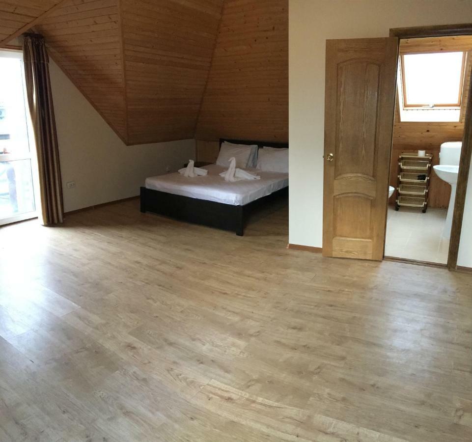 Веселий Кут Hotel Zaliznyy Port Phòng bức ảnh